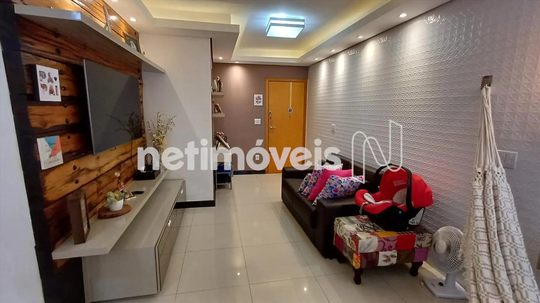 Sala com teto rebaixado iluminação planejada