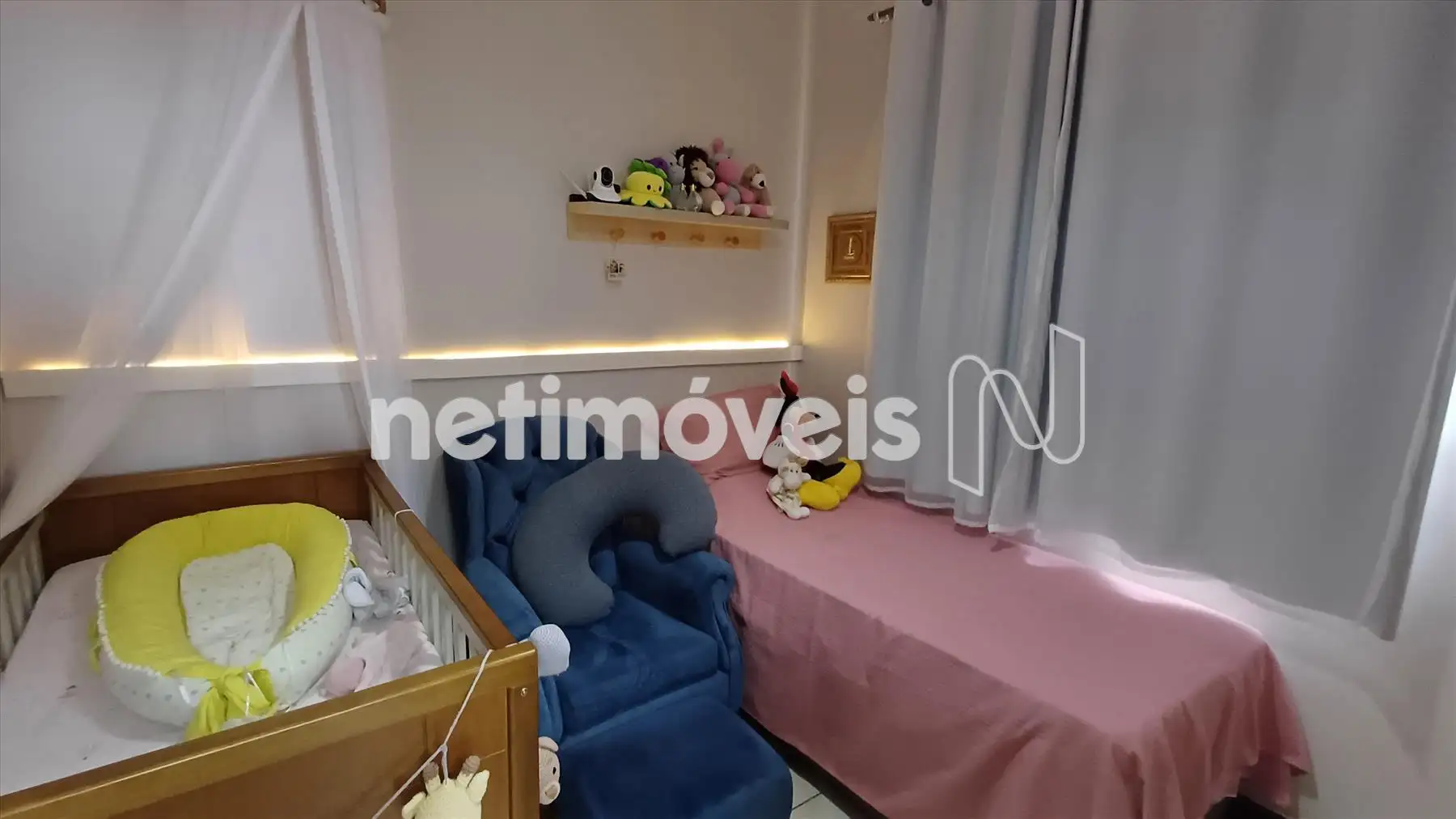 Quarto de solteiro espaçoso 