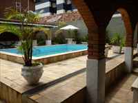 Piscina com área de lazer
