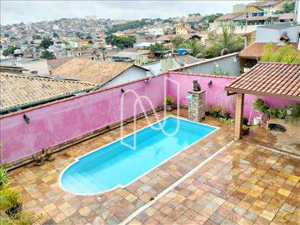 Piscina com cascata