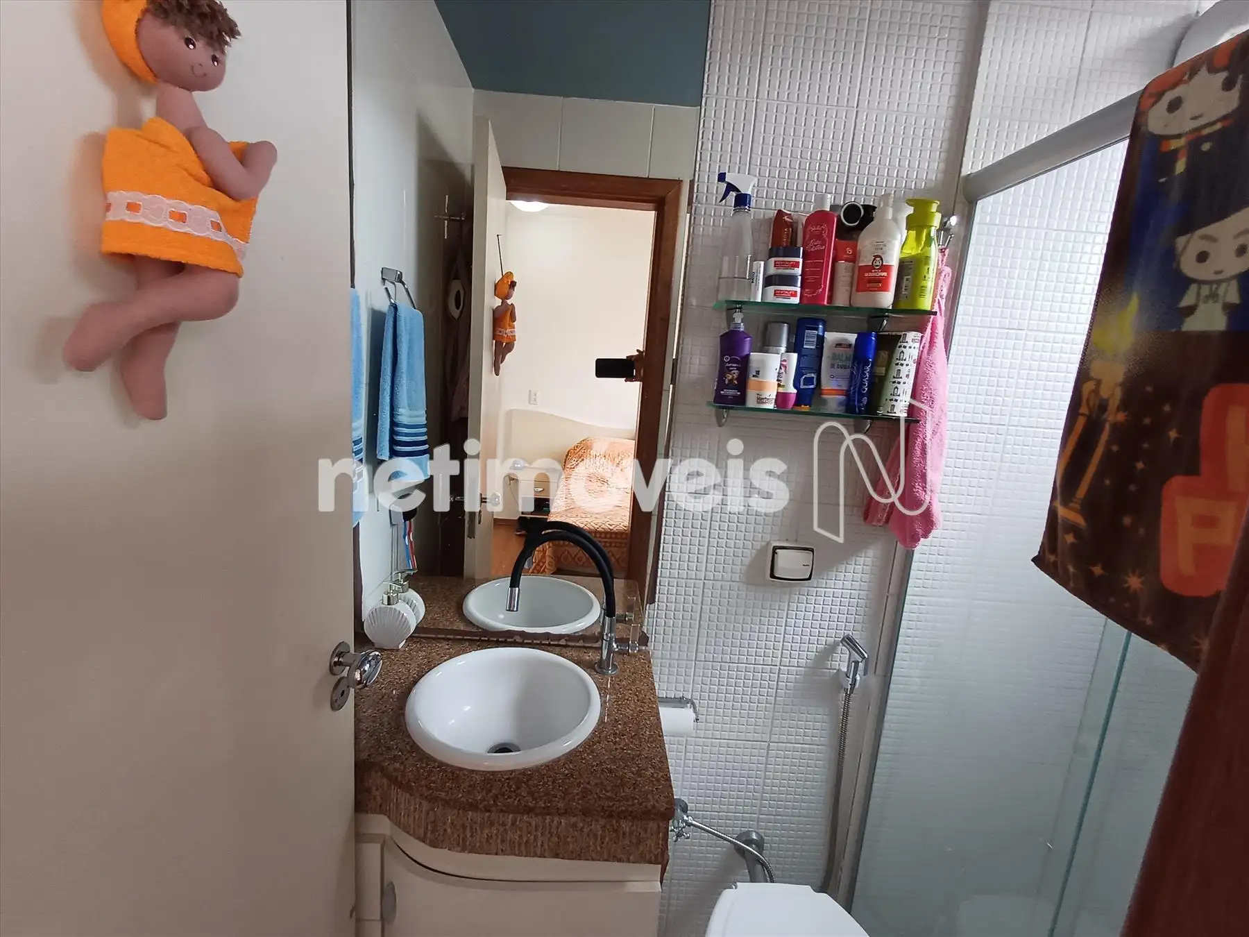 Banho da suíte com armários e box.