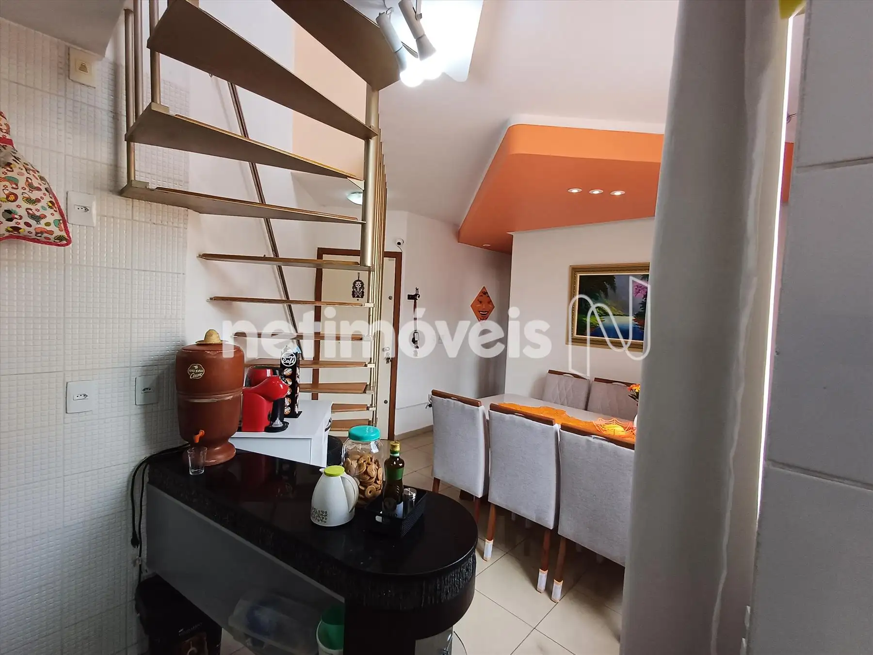 Escada em L piso madeira e metal.