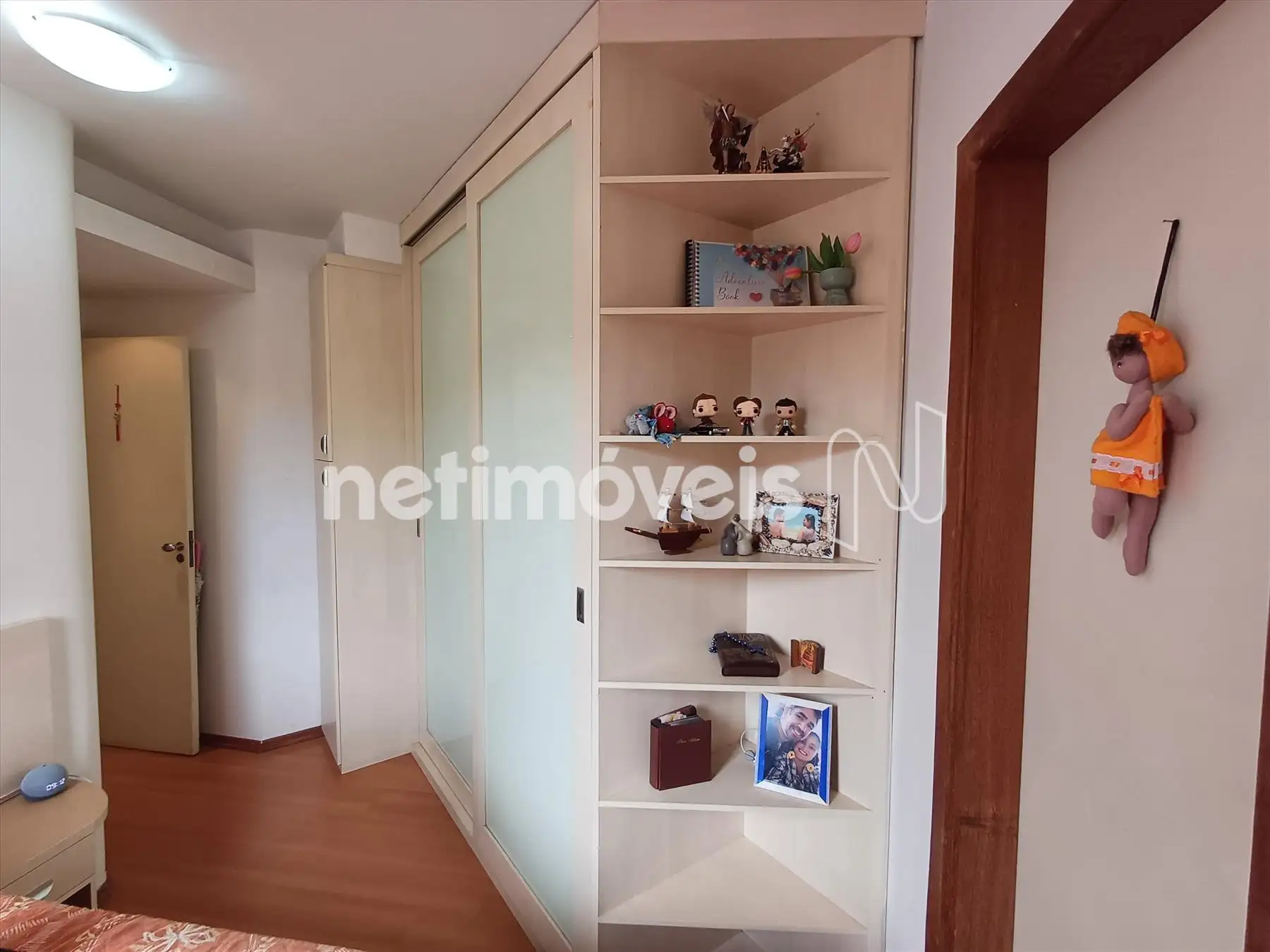 Armários e prateleira da suíte