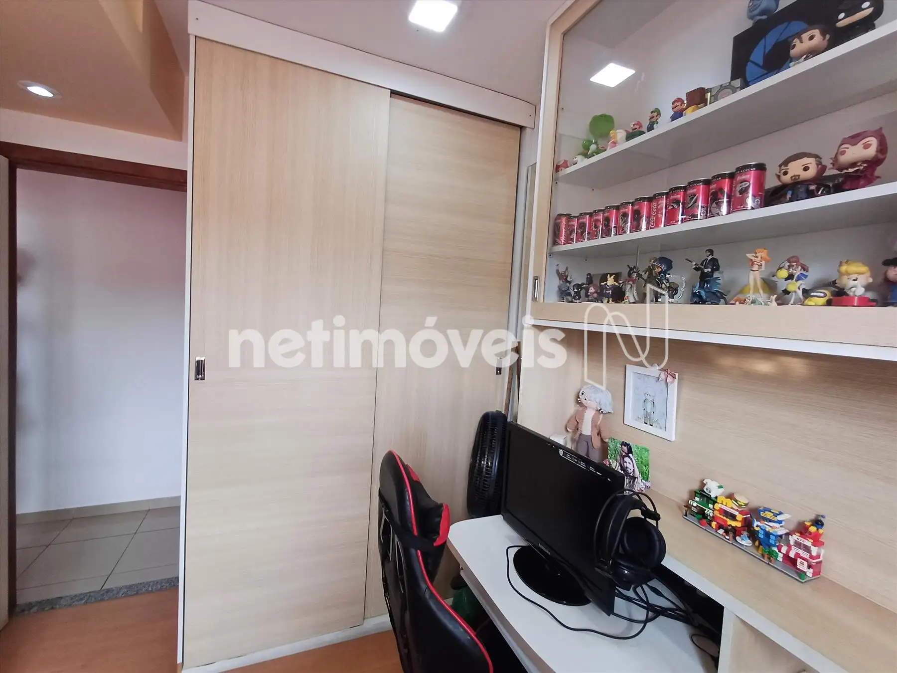 Armários e prateleiras do quarto solteiro