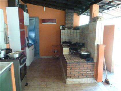 Espaço gourmet com churrasqueira e fogão 