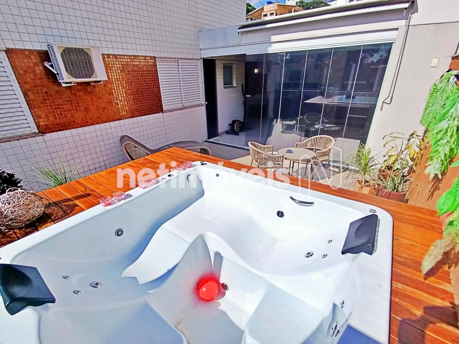área externa com jacuzzi