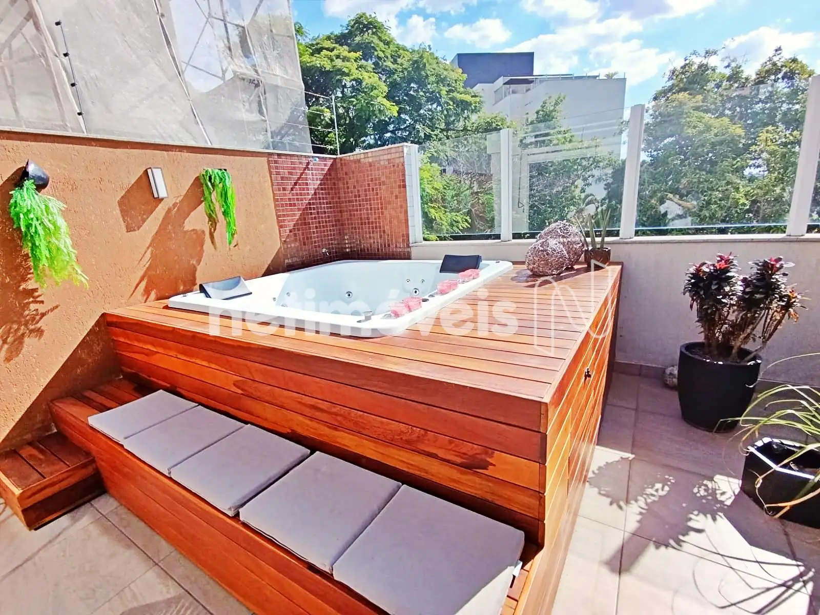 área externa com jacuzzi
