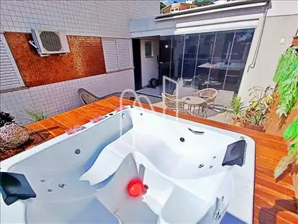 área externa com jacuzzi  