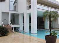 Piscina com bar molhado