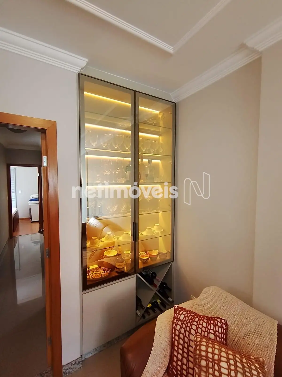 Cristaleira na sala