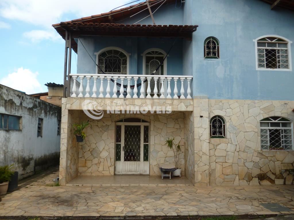 Fachada da casa com entrada e varanda