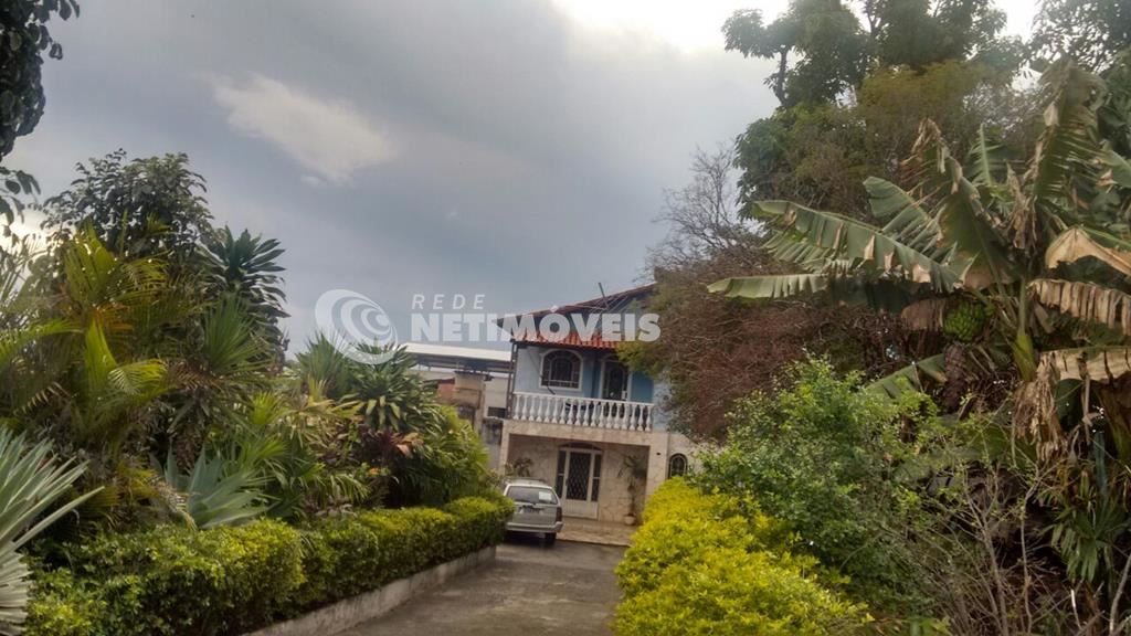 Entrada com área verde e jardins