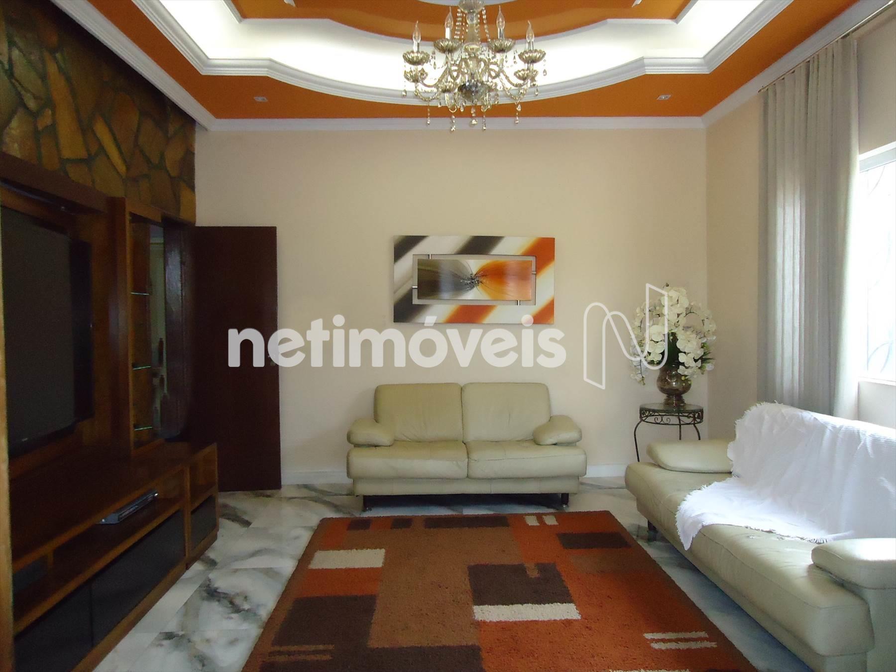 Sala ampla e confortável