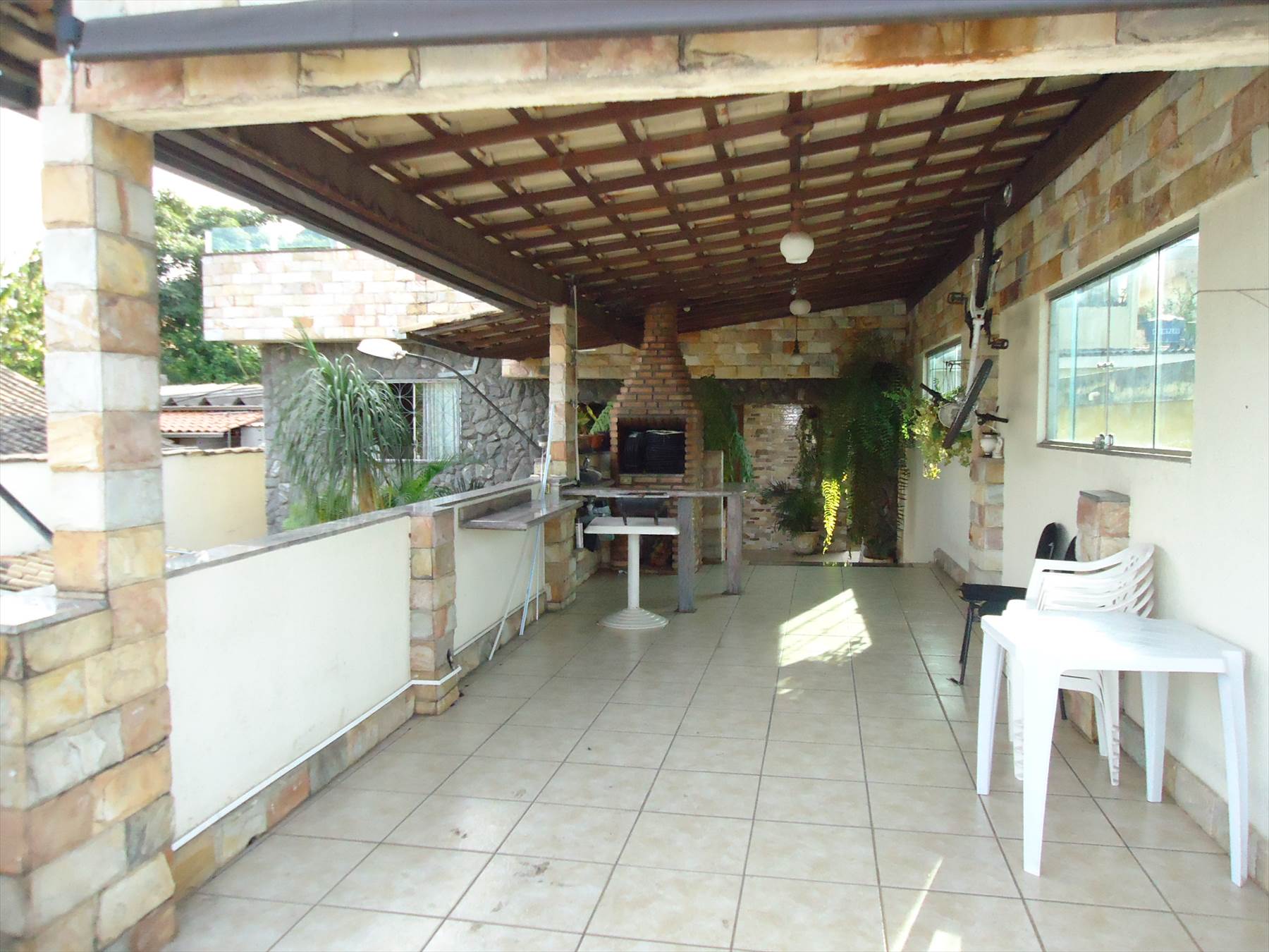 Espaço gourmet com churrasqueira coberto