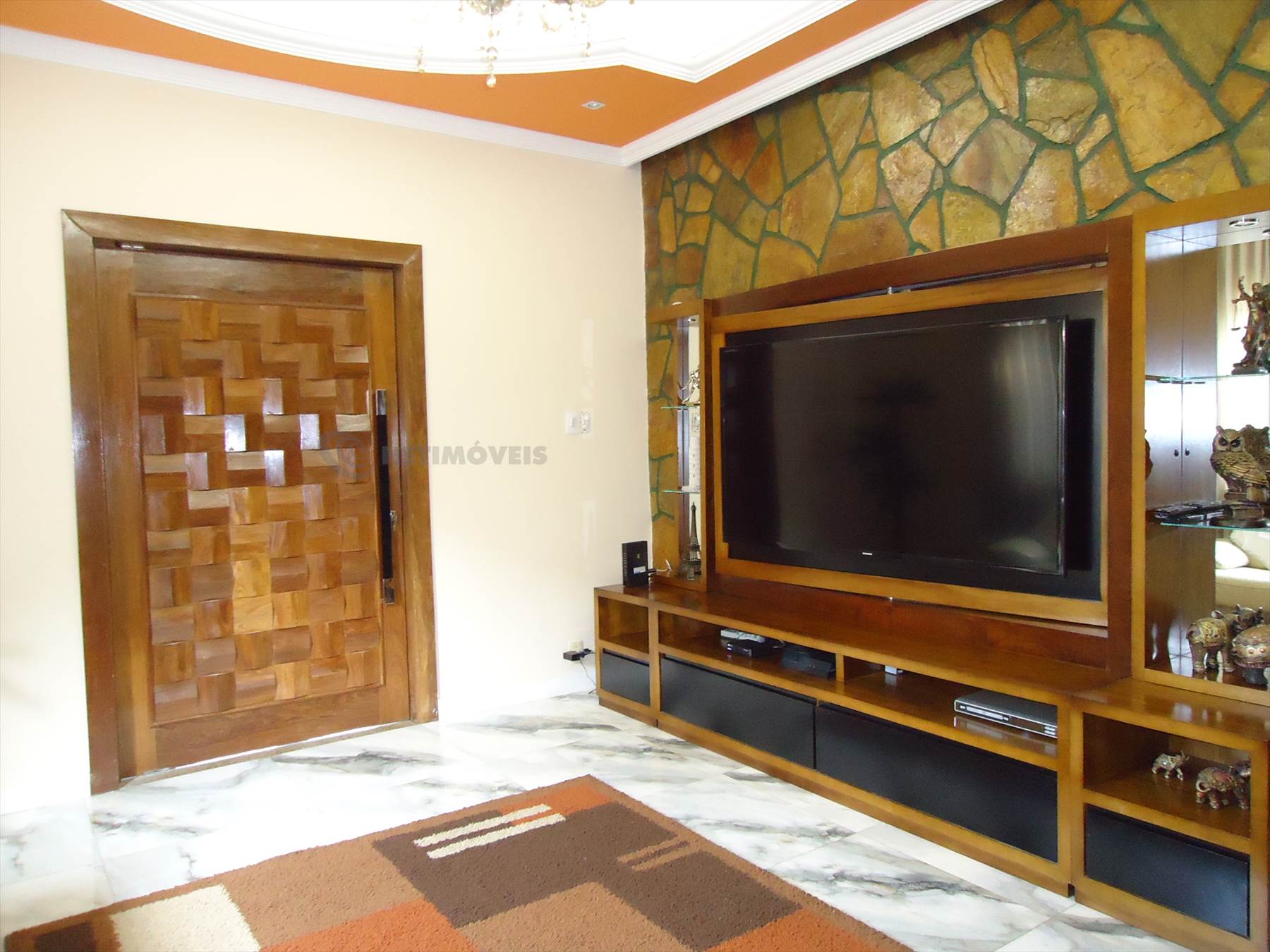 Sala ampla e confortável
