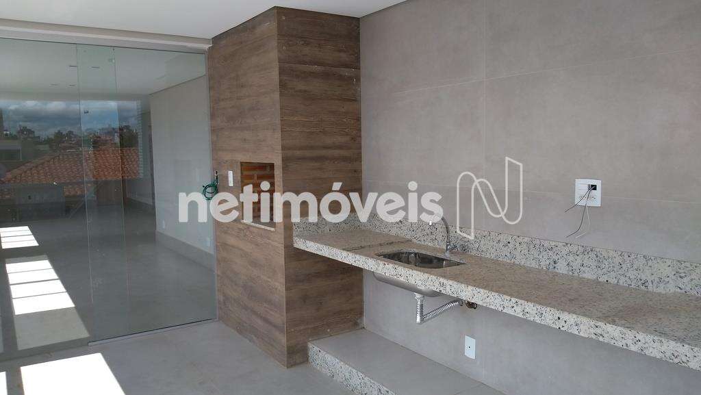 Churrasqueira, bancada em granito e varanda