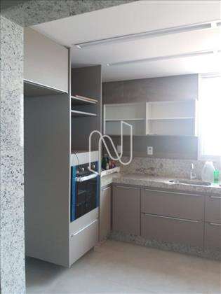 Cozinha com armários planejados