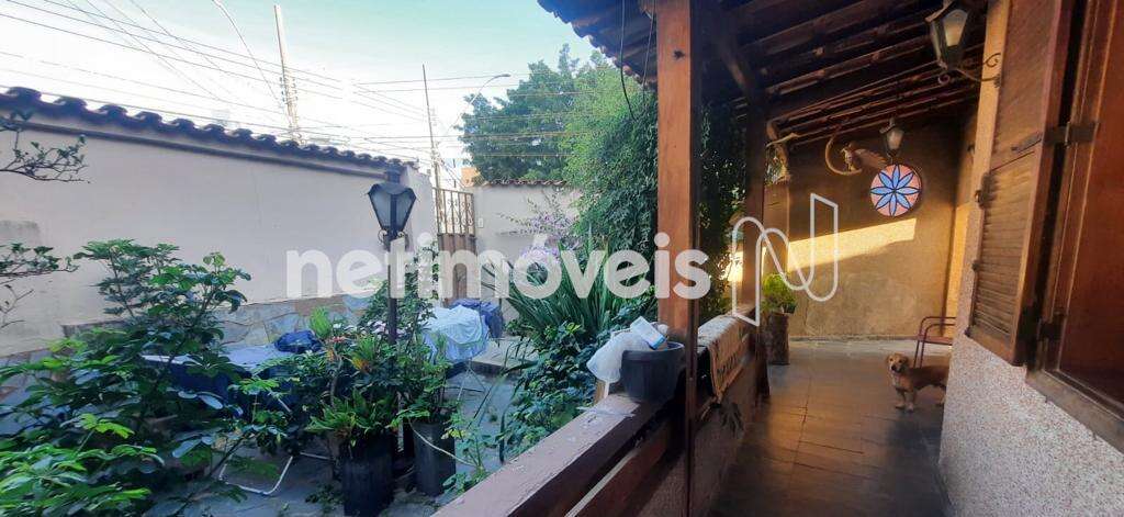 Varanda e área verde do quintal