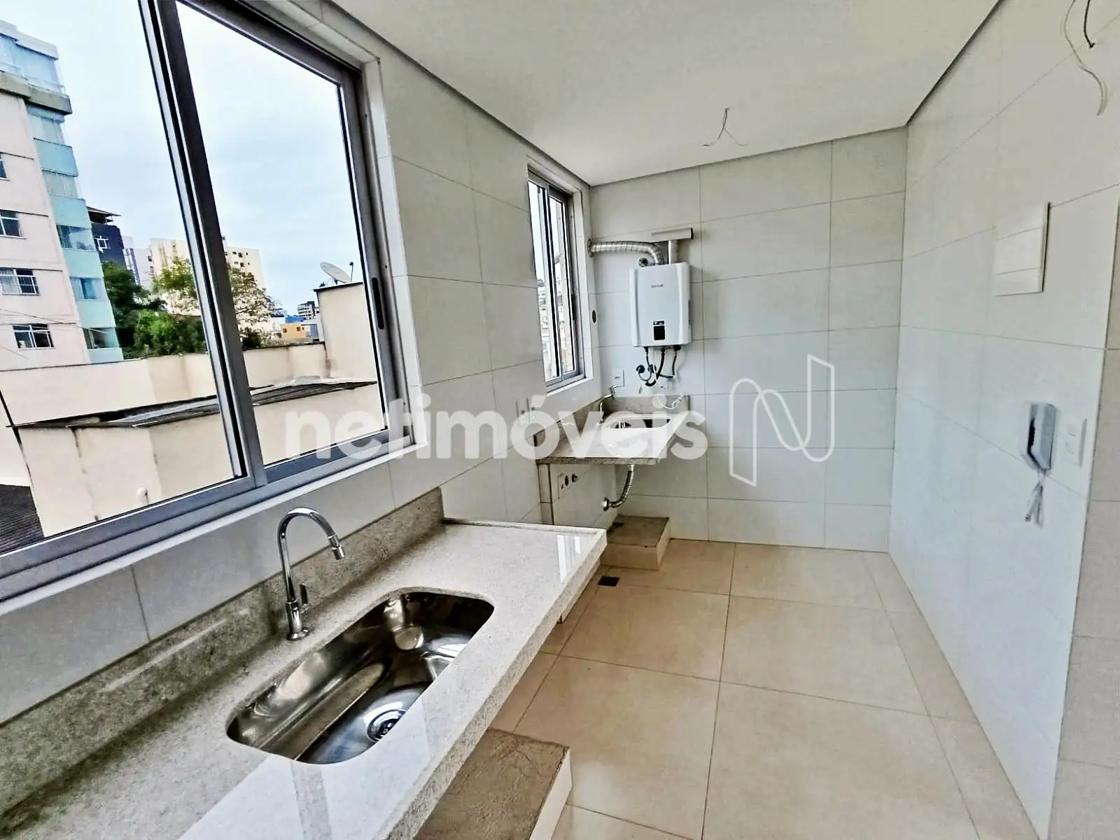 cozinha clara e arejada, bem ventilada