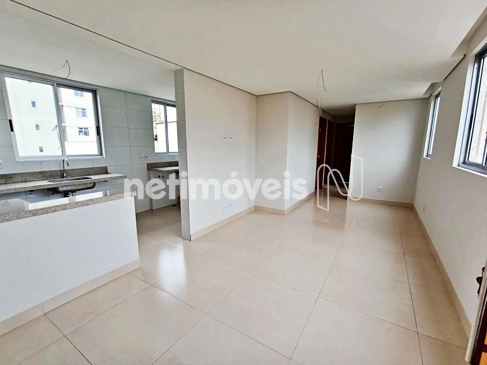 sala clara e arejada