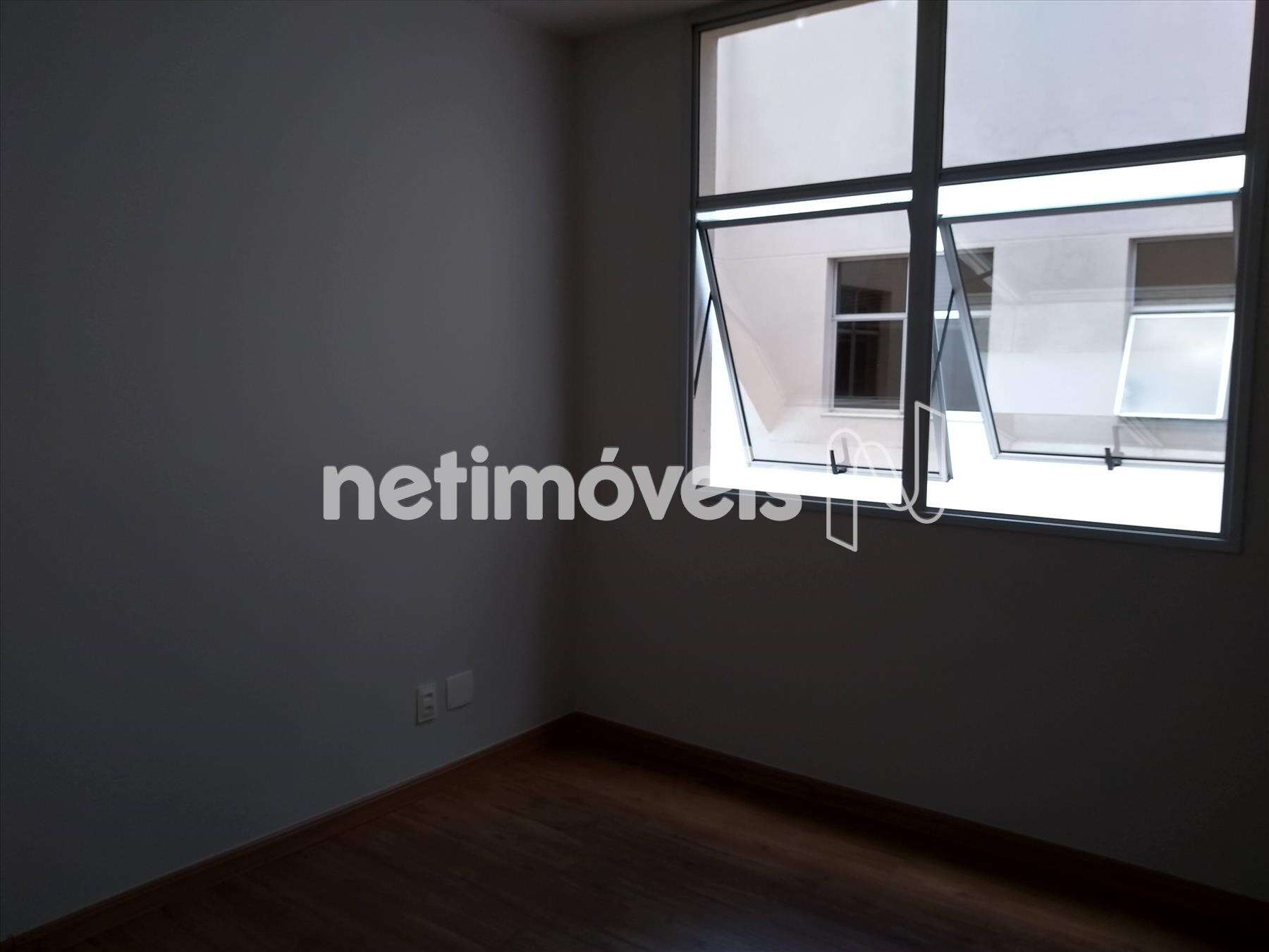 Sala clara e arejada com janela 