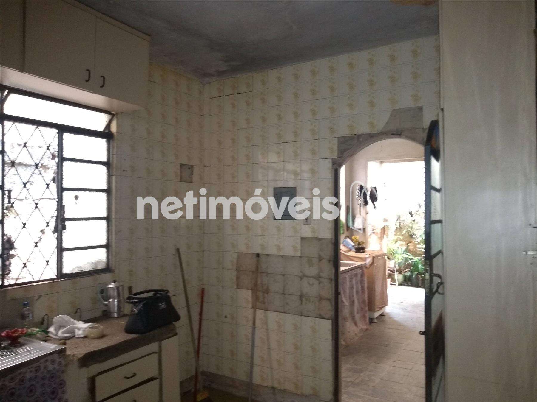 Cozinha com acesso a área de serviço