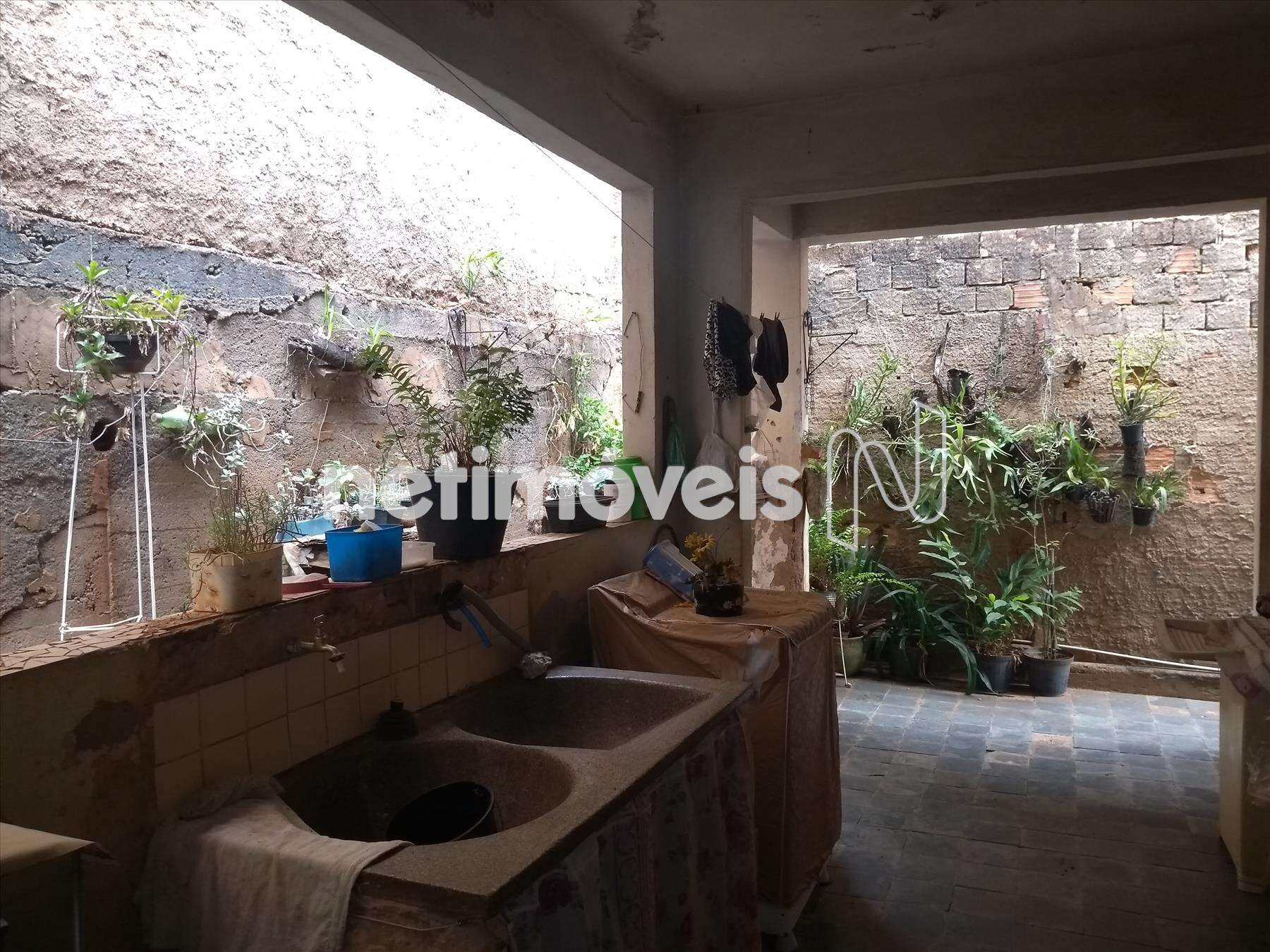 Área de serviço, acesso varanda e fundos 