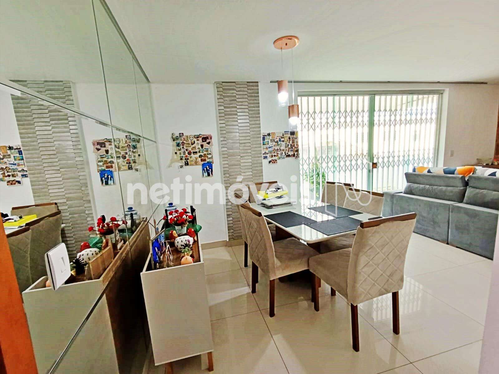 Sala de jantar com parede espelhada