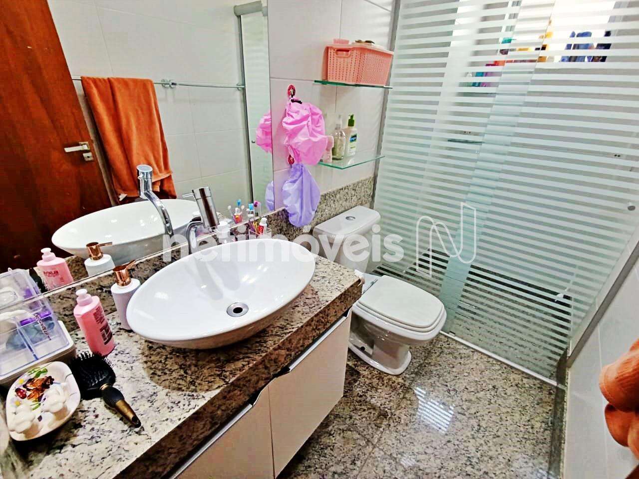 banheiro social com box, espelho e armário