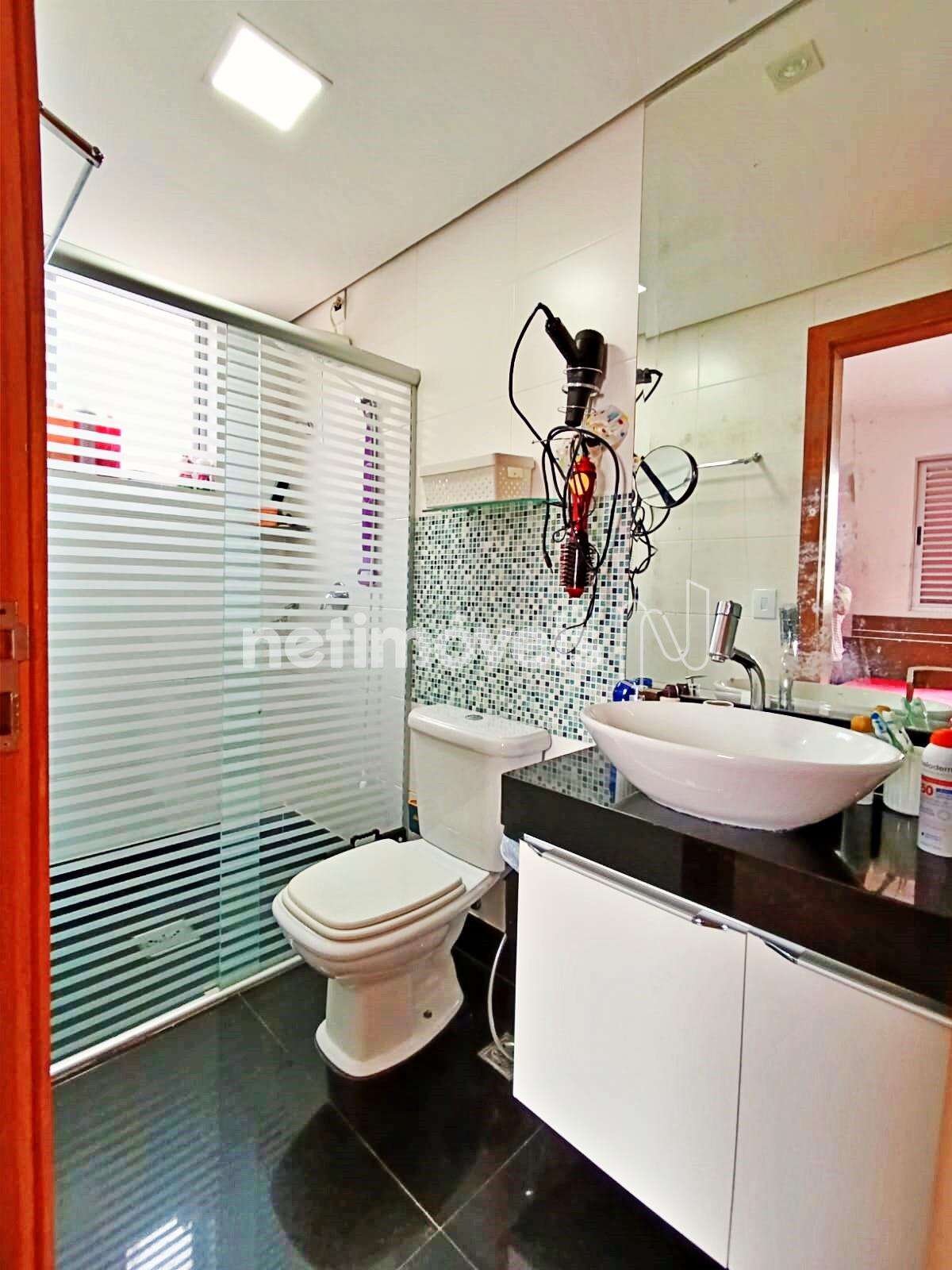 banheiro suíte com armário, espelho e box