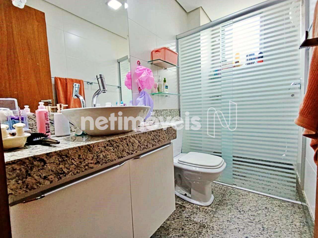 banheiro social com box, espelho e armário 