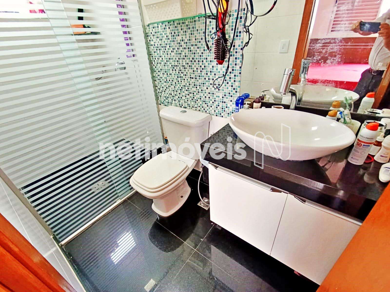 banheiro suíte com armário, espelho e box