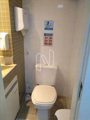 Banheiro com armário 