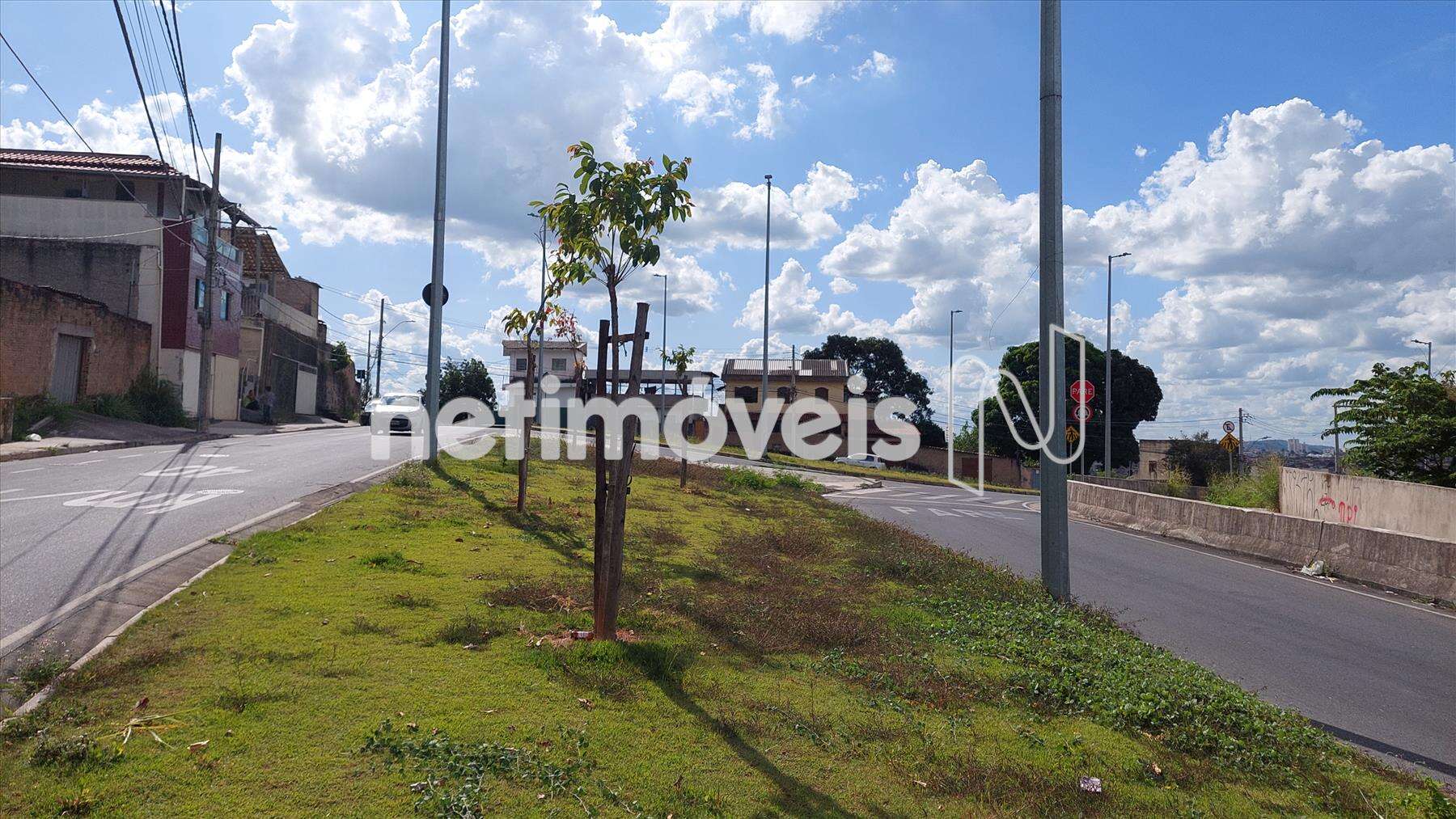 De frente para avenida