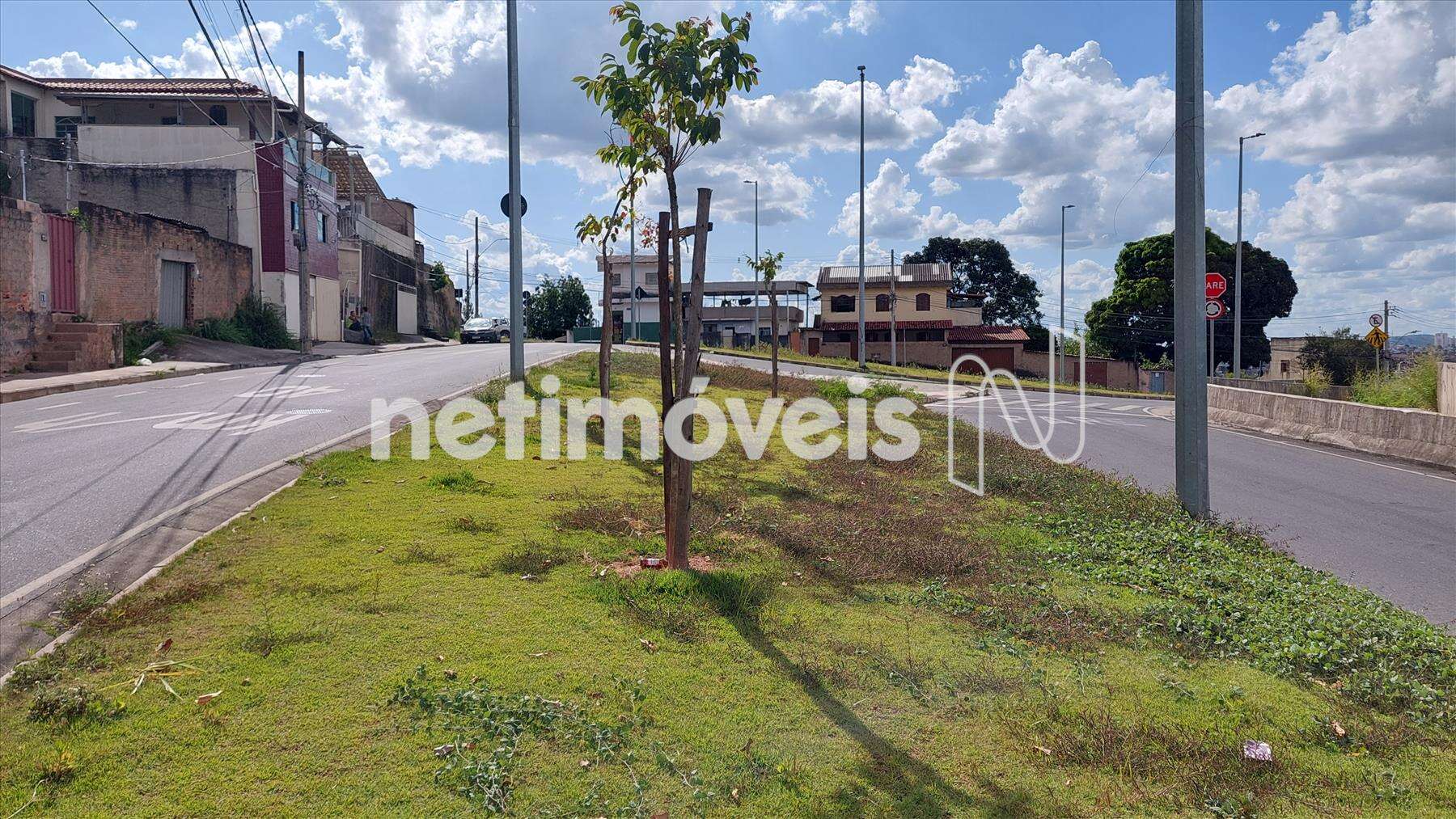 De frente para avenida