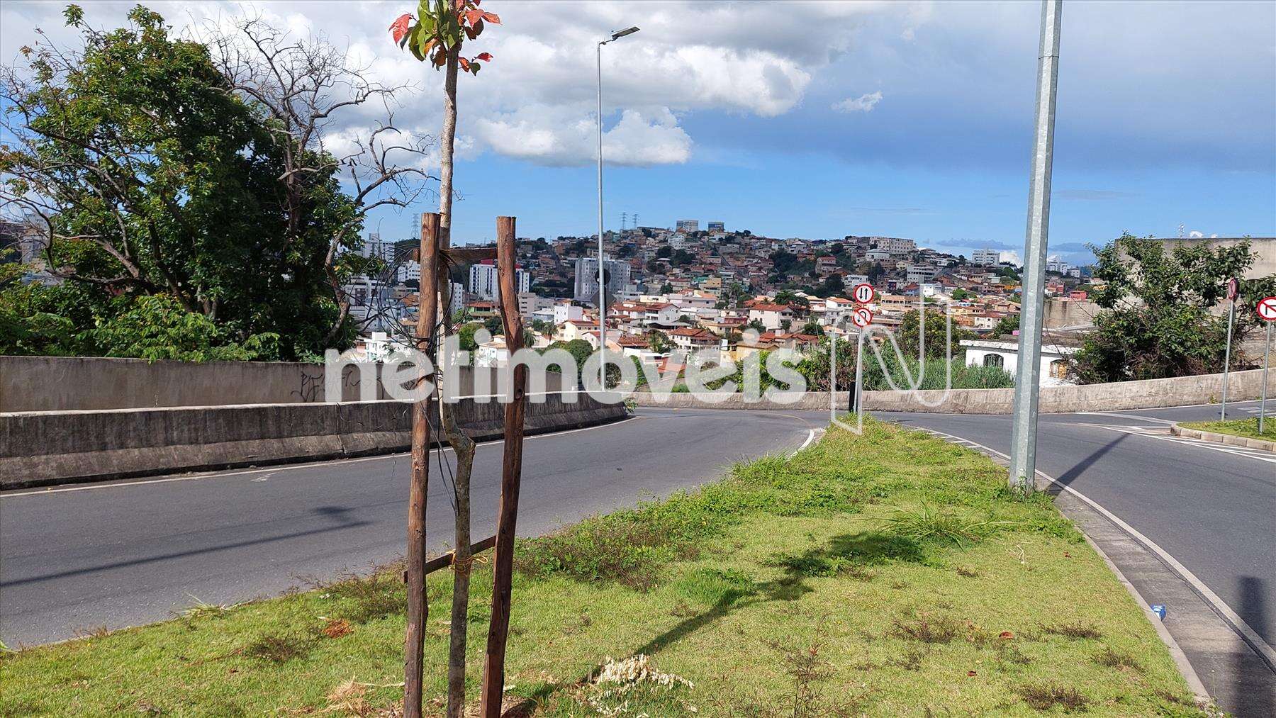 De frente para avenida