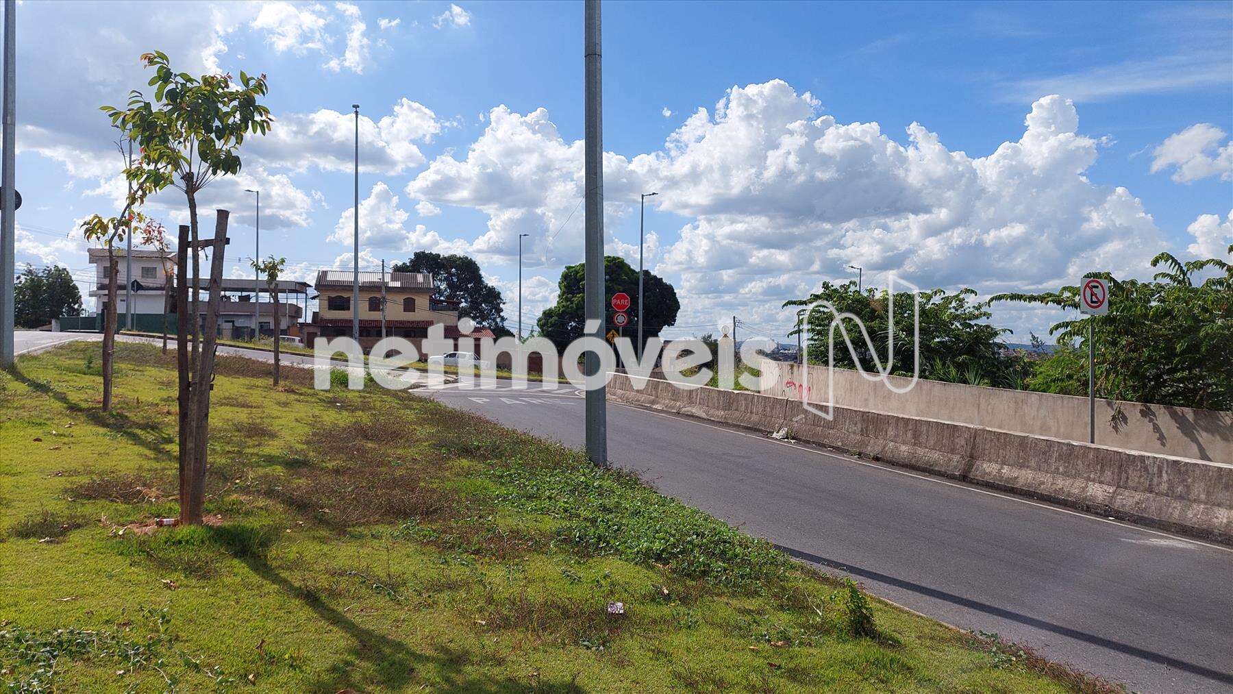 De frente para avenida