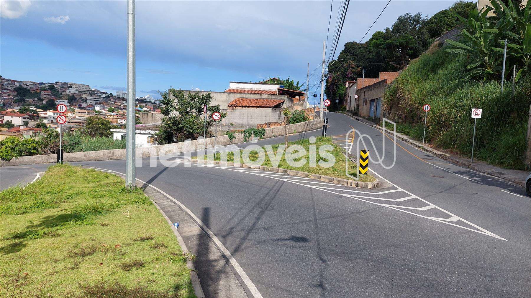 De frente para avenida