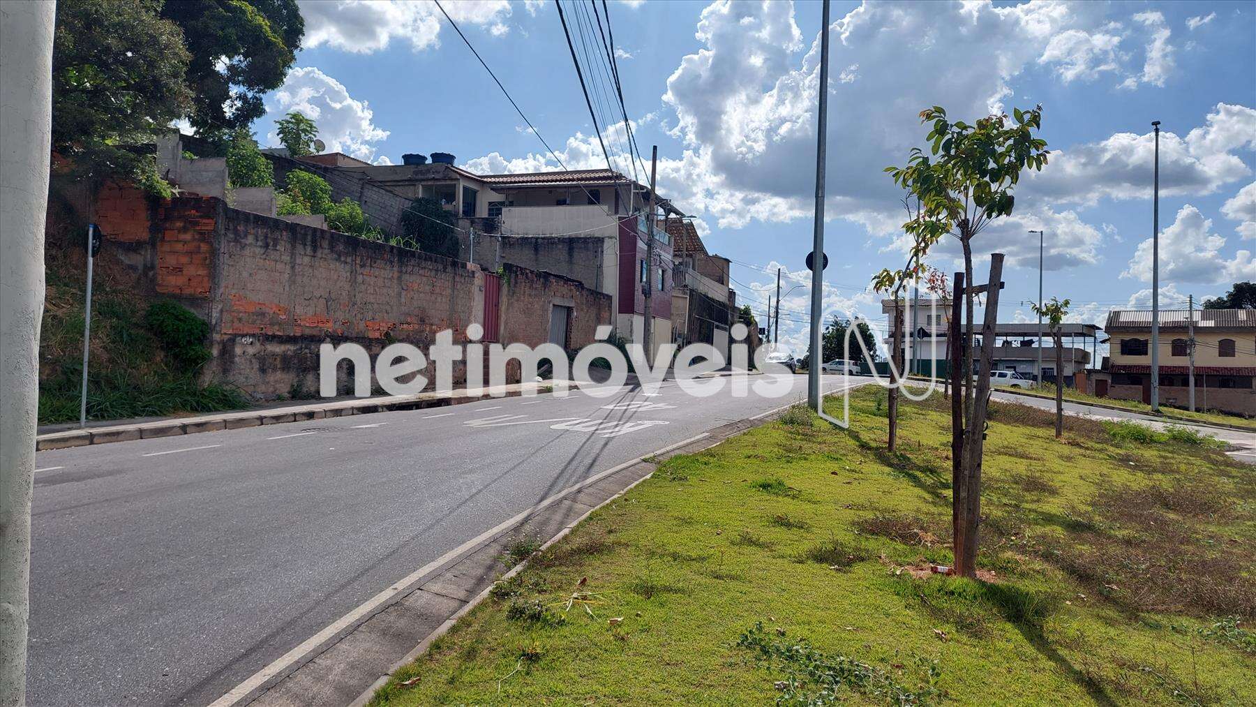 De frente para avenida