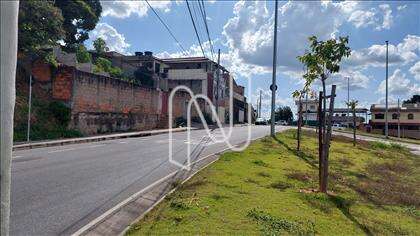 De frente para avenida