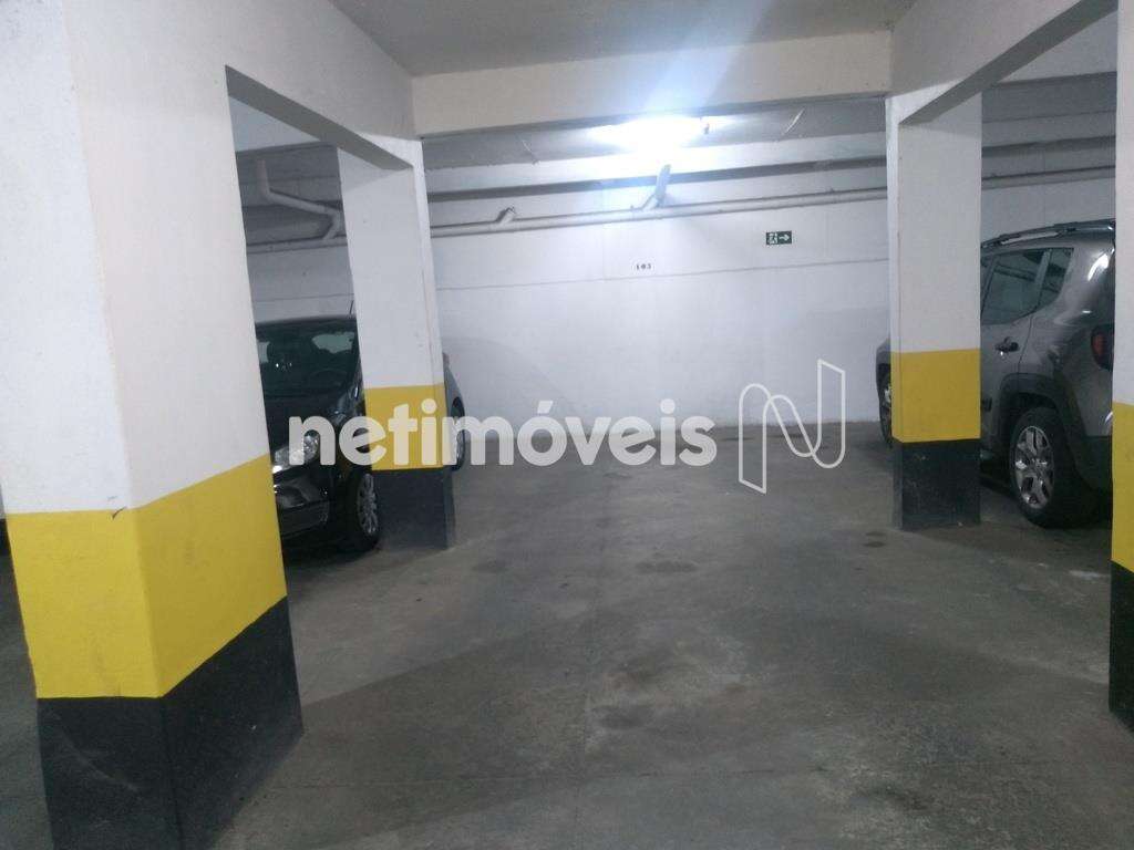 Vaga de garagem coberta, demarcada