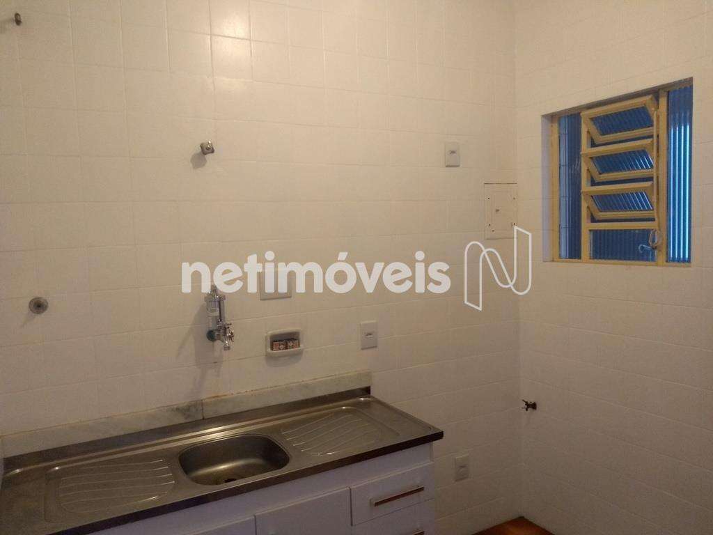 Cozinha com armário com bancada em inox