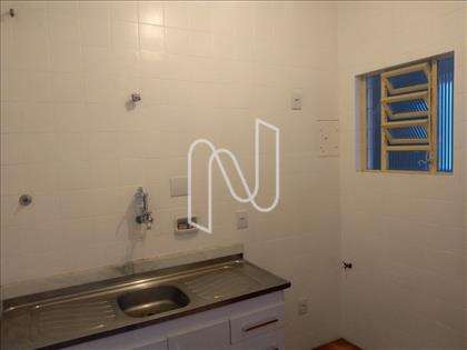 Cozinha com armário com bancada em inox