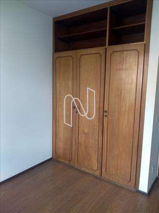 Quarto com armário