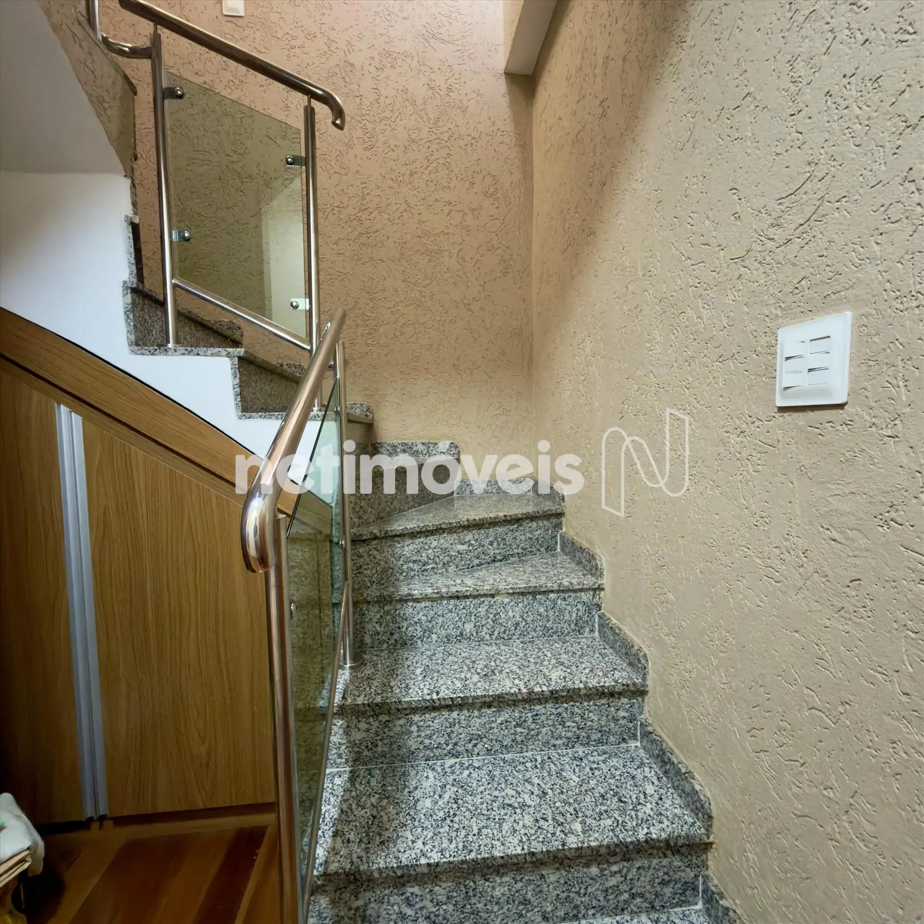 Escada ampla para terraço