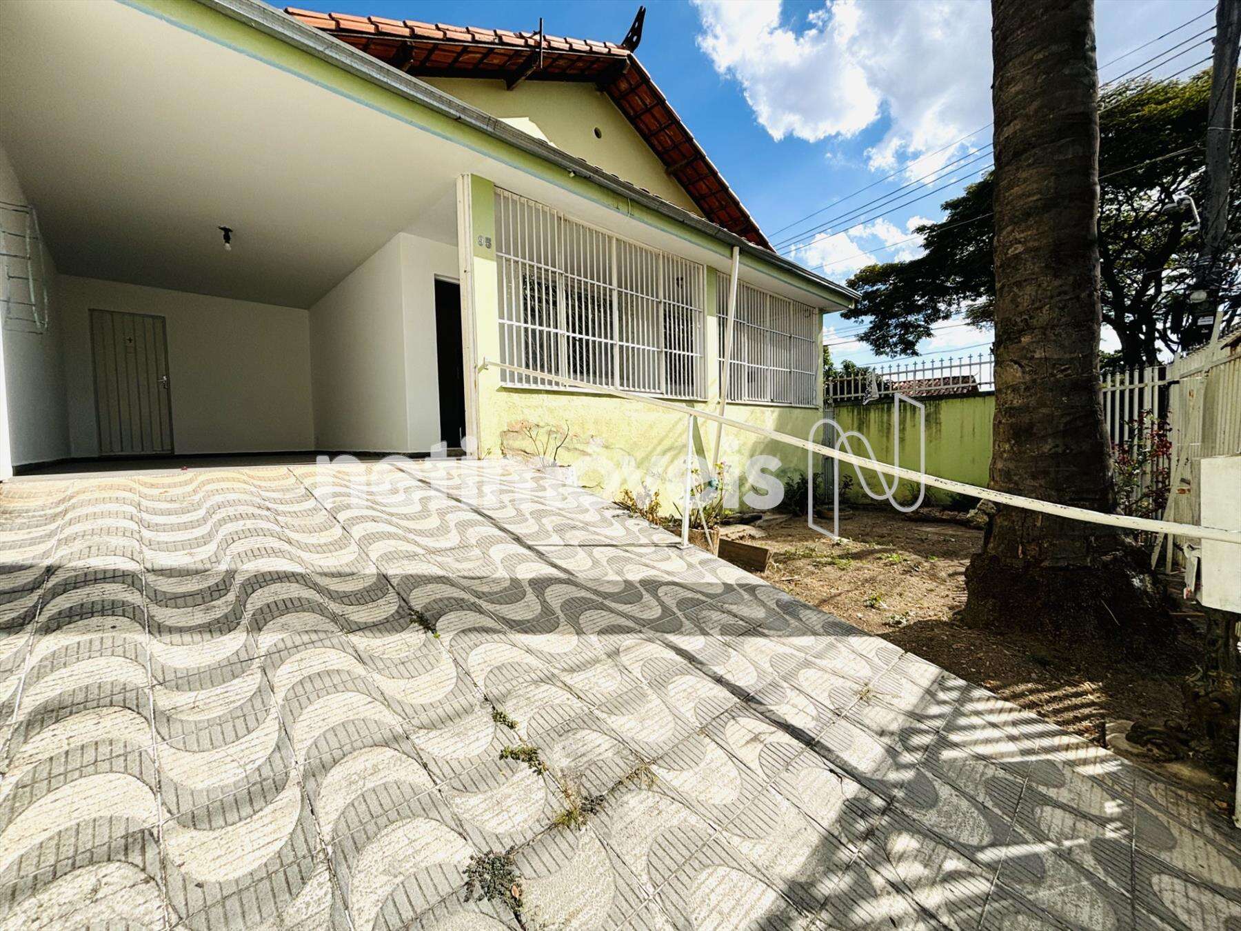 Fachada da casa + garagem e Jardim .