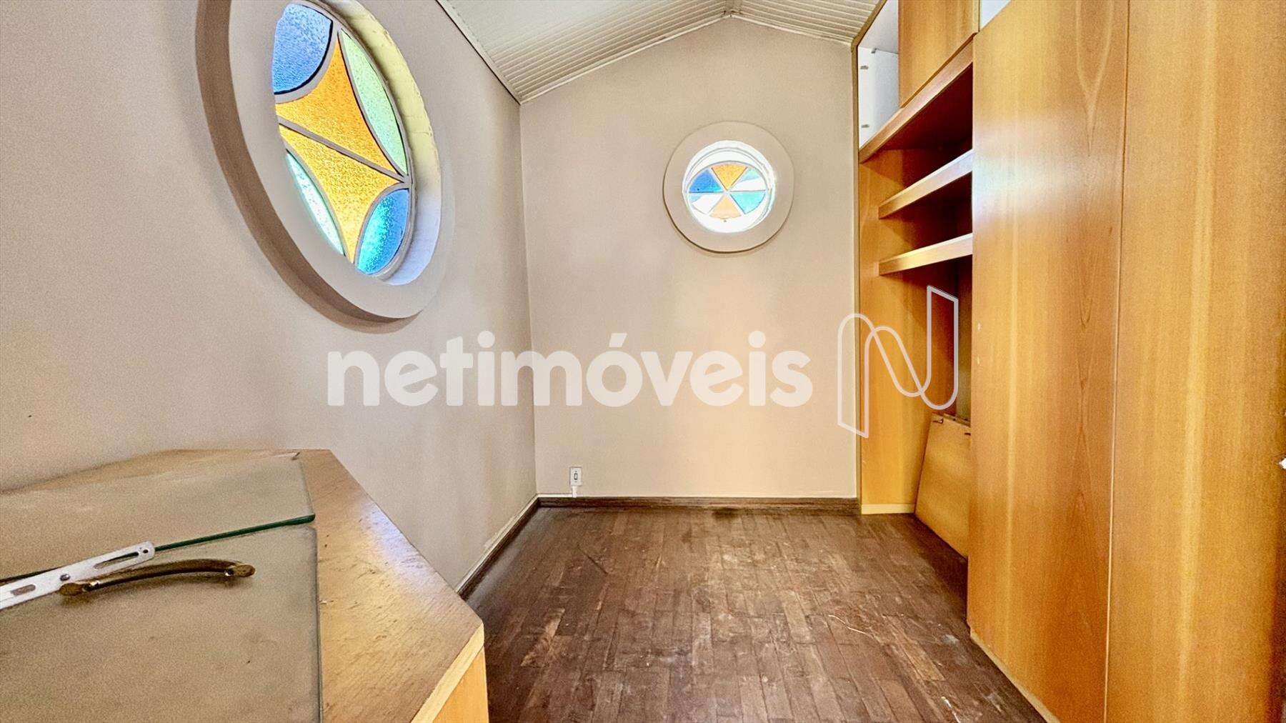 Quarto solteiro 3 + armários, segundo piso.