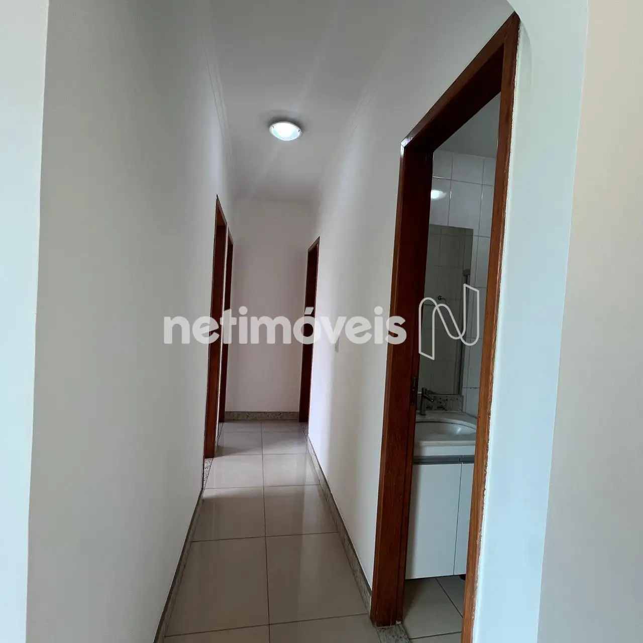 corredor para os quartos e banho social