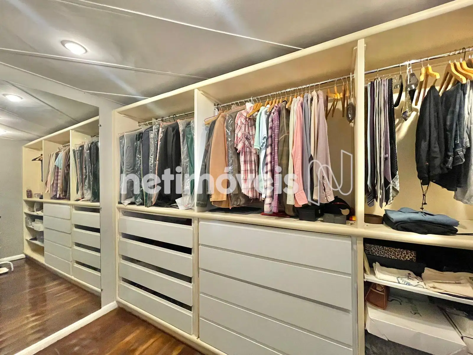 Closet muito espaçoso - suíte master