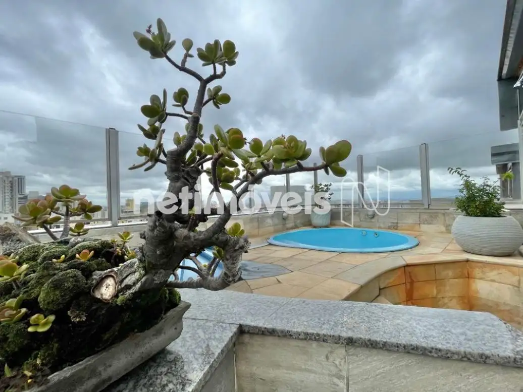 Área livre com piscina.